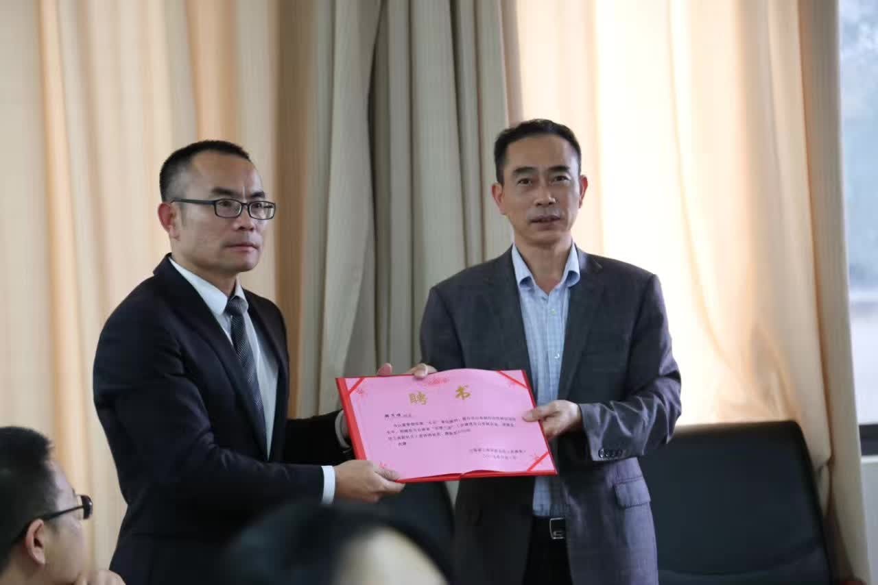 省工商联举行云南省“法律三进”巡回宣讲团成员聘书颁发仪式2
